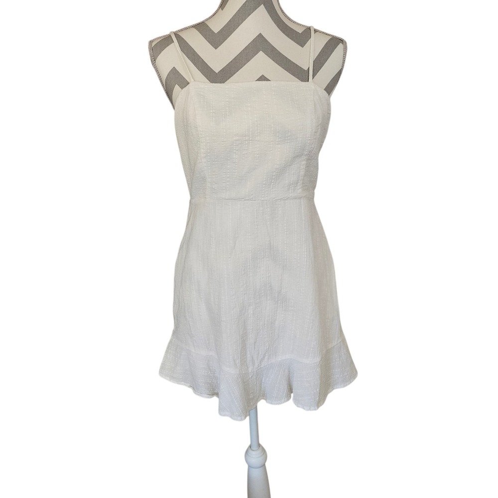 Sadie & Sage White Textured Baby‎ Doll Ruffle Hem Graduation Dress size M